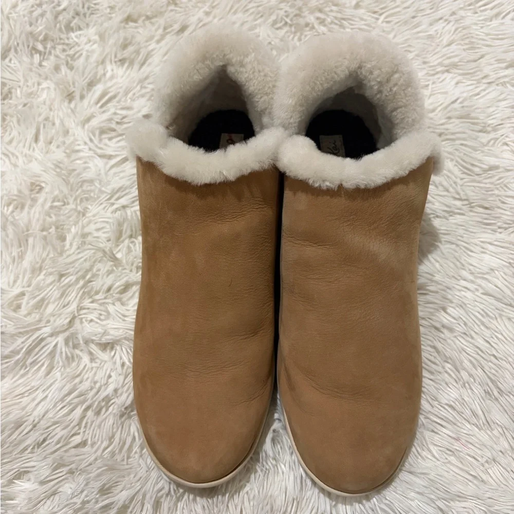 OluKai Malua Hulu Genuine Shearling - Size 9.5 - Waterproof